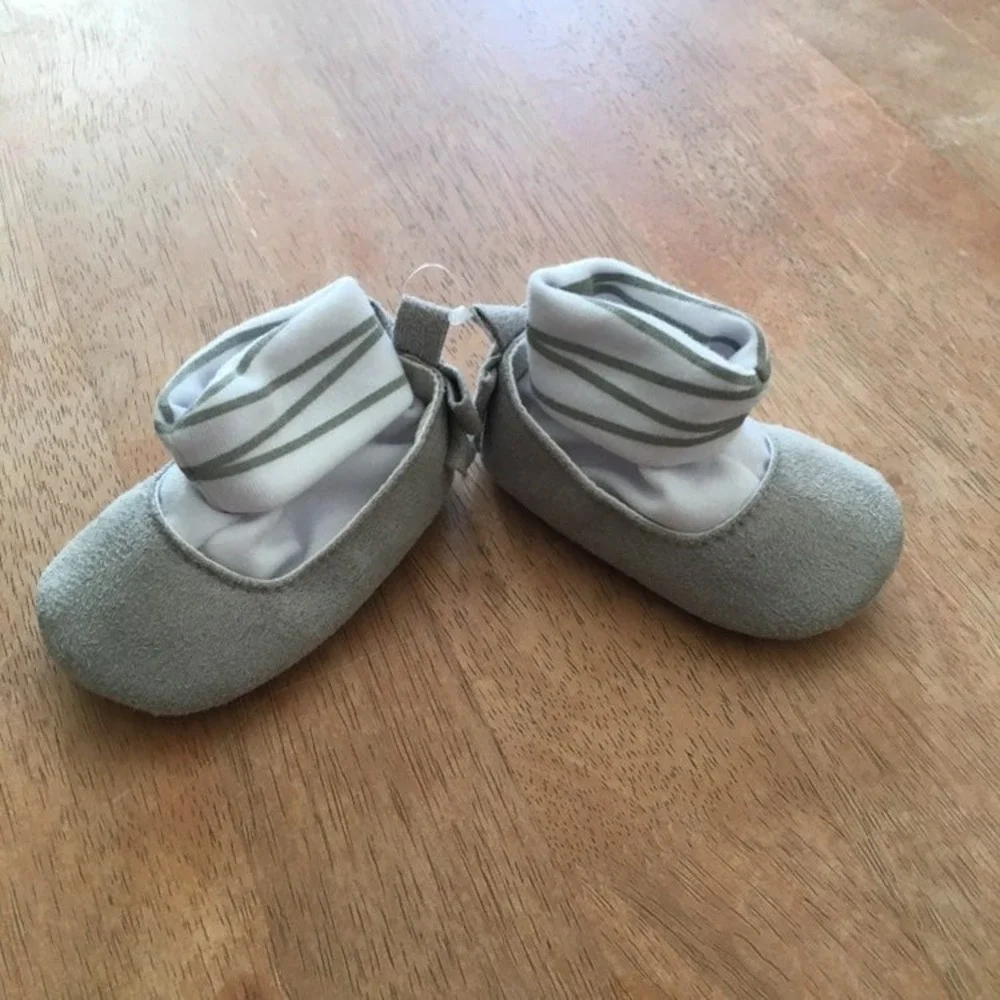 Carter's Ballet Flat Crib Shoes Baby Girl Size 1 Gray  New Bow Sock Detail